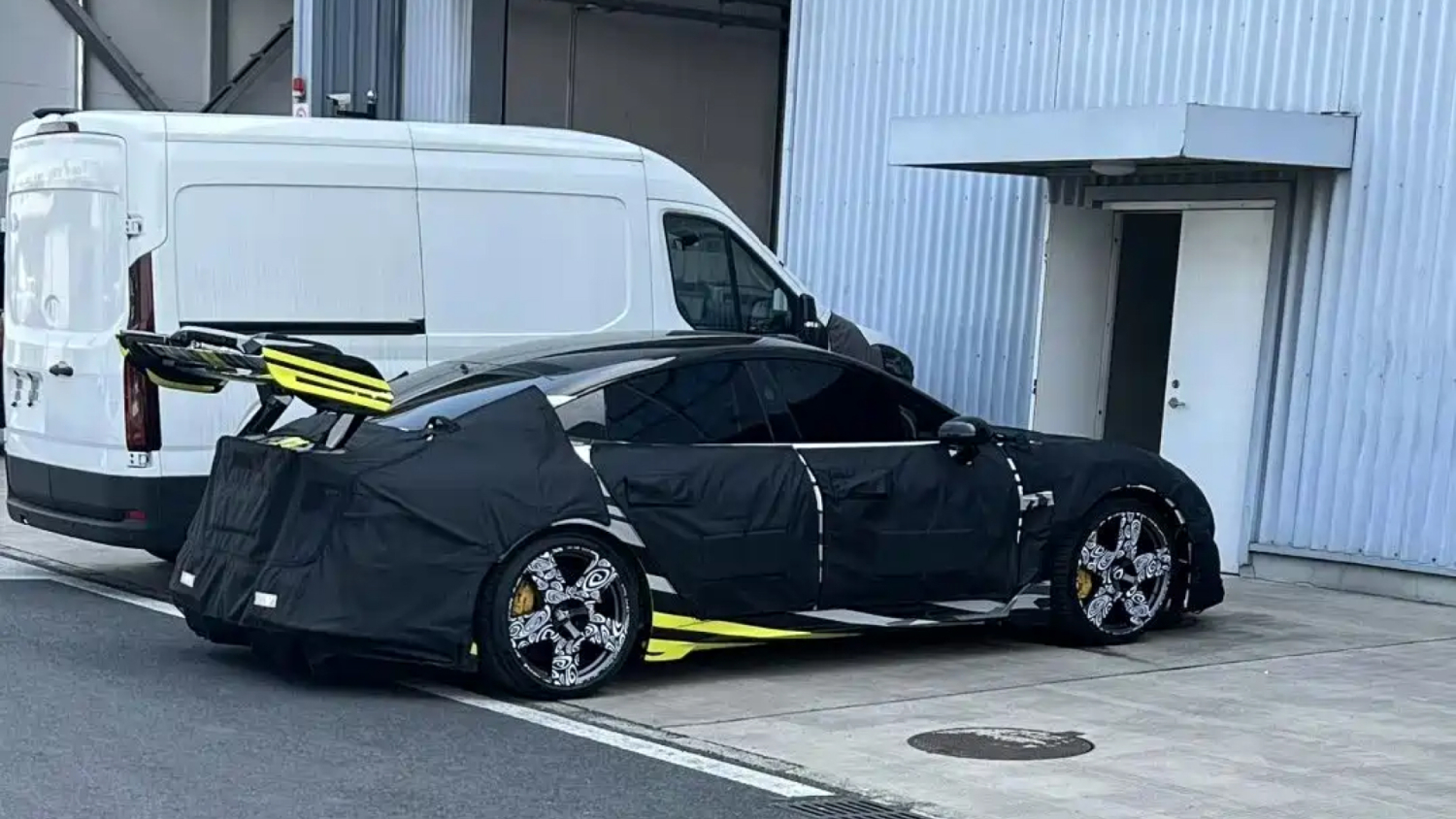 Xiaomi SU7 Ultra z gigantycznym tylnym spojlerem – nowa wersja rzuci wyzwanie Porsche Taycan na Nürburgringu