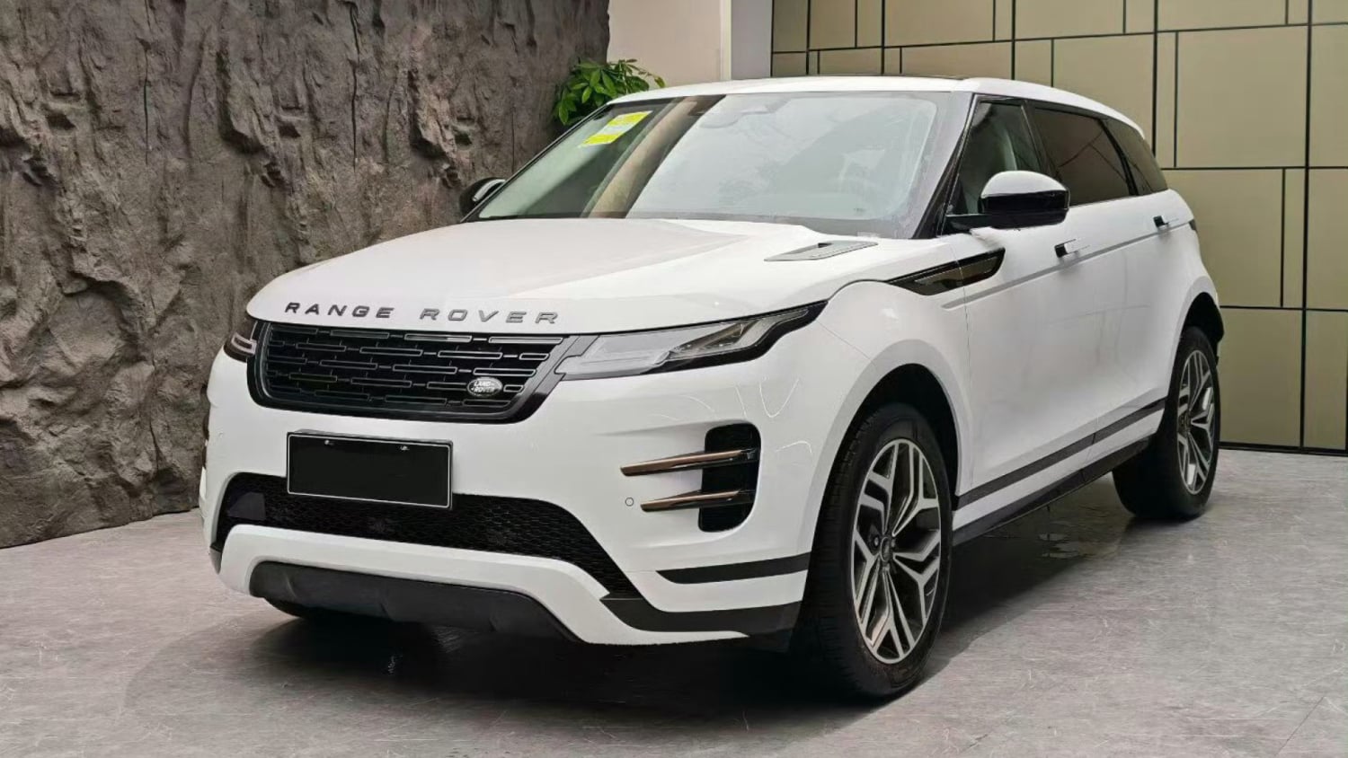 Cena Range Rovera Evoque L spadła w Chinach o 135 780 zł – nowy model od 110 000 zł