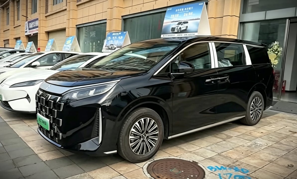 BYD Linghui M9 flagowy hybrydowy van już w salonach – cena wciąż tajemnicą
