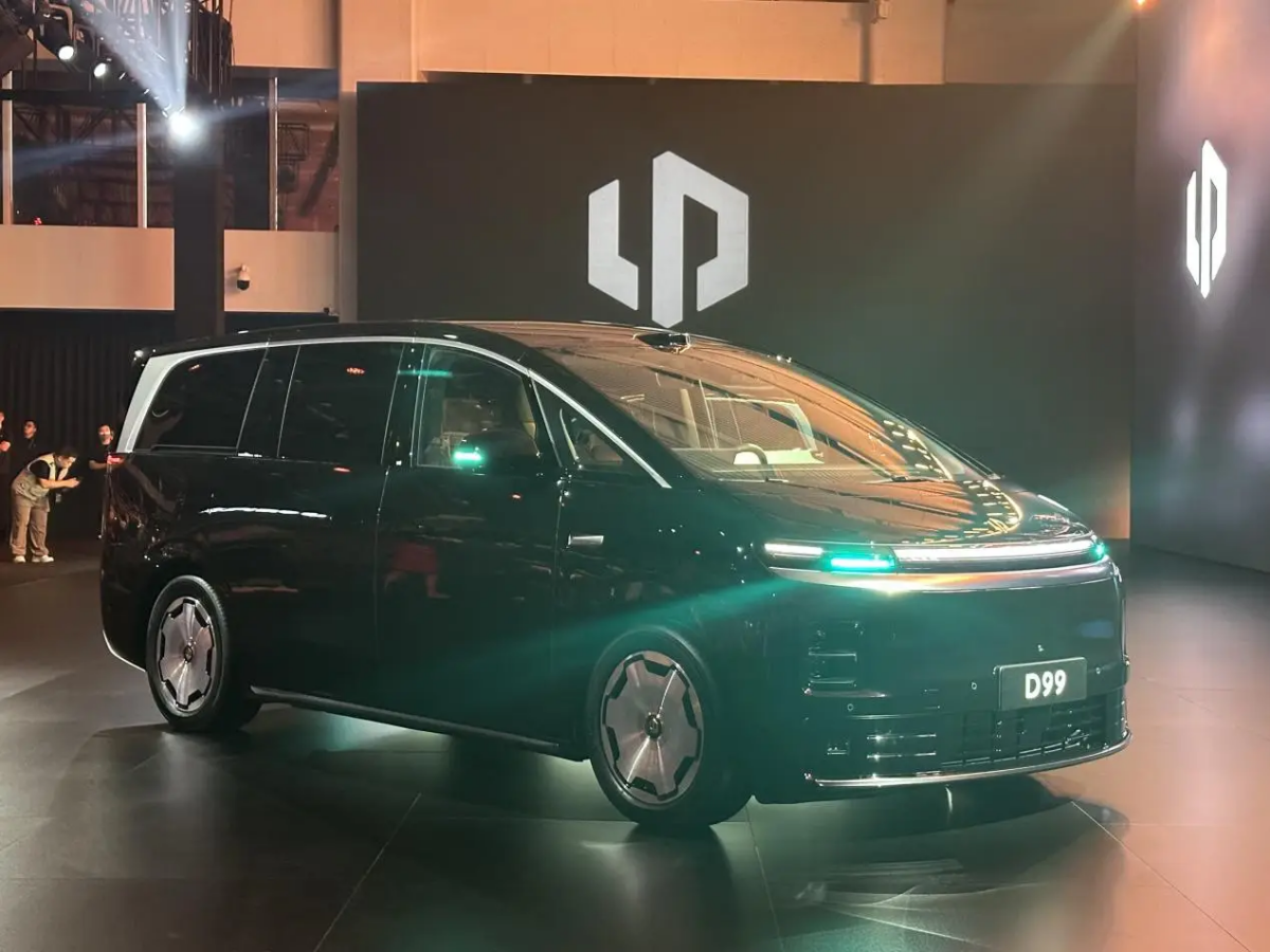 Leapmotor D99 zadebiutował w Chinach: 115 kWh bateria w BEV, 80,3 kWh w EREV, cena od 249 800 PLN