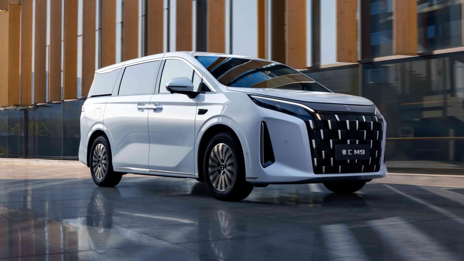 BYD Linghui M9: hybrydowy minivan do ride-hailing za 104 000 zł wchodzi na rynek Chin
