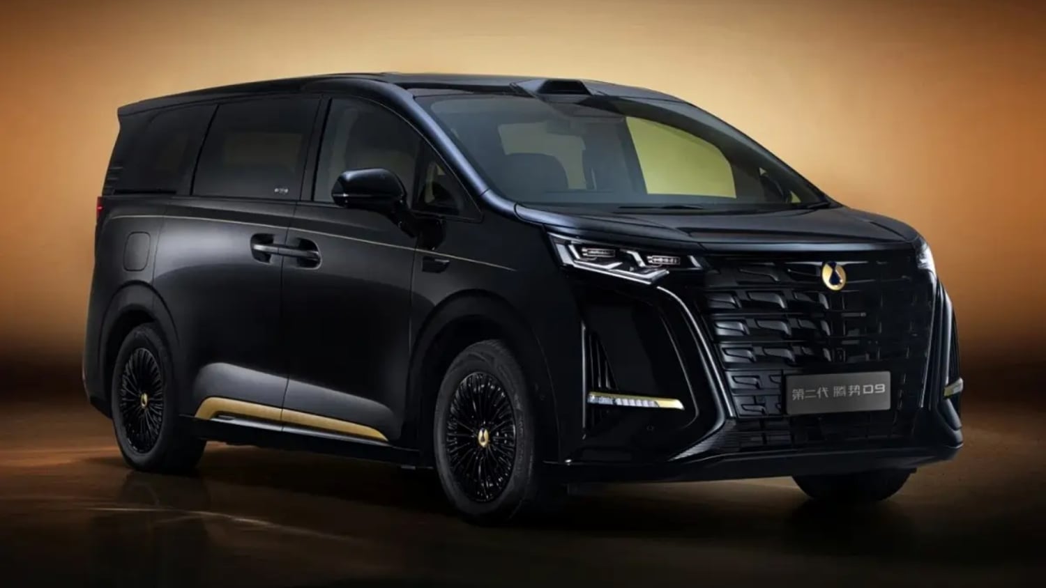 BYD Denza D9 w kolorze Dark Gold: cena 16 500 PLN, nowy wariant drugiej generacji minivana