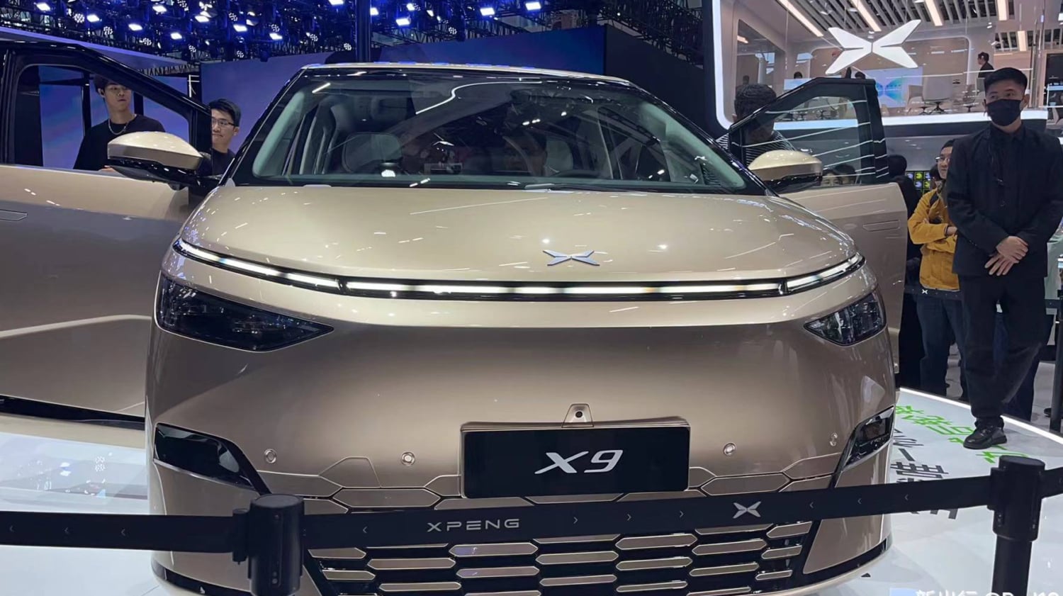 Xpeng wycofuje 33 473 egzemplarze modelu X9. Awaria zawieszenia pneumatycznego w wysokich temperaturach
