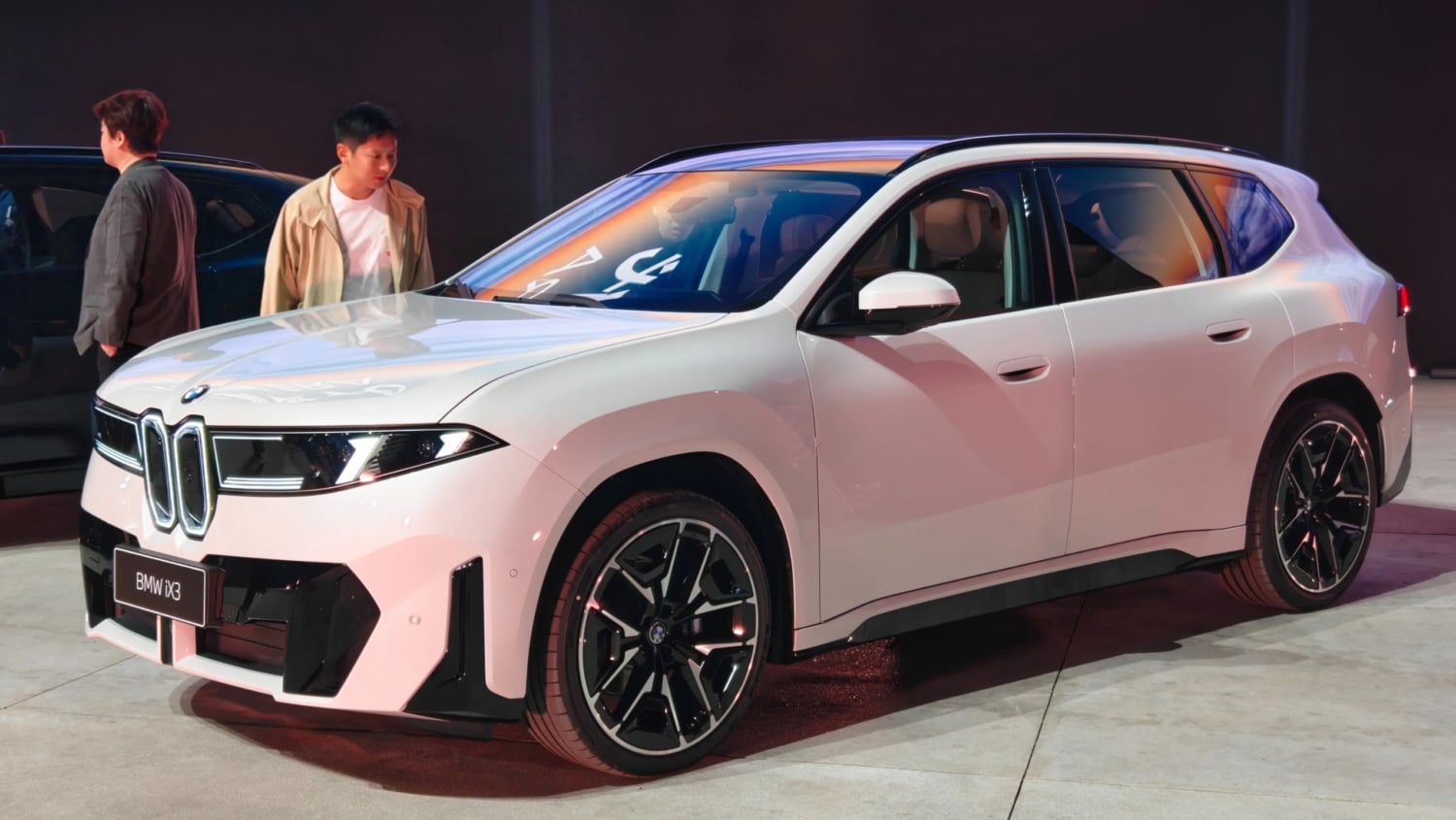 BMW iX3 LWB: 919 km zasięgu, 13,6 kWh/100 km i 800V – premiera nowego elektryka