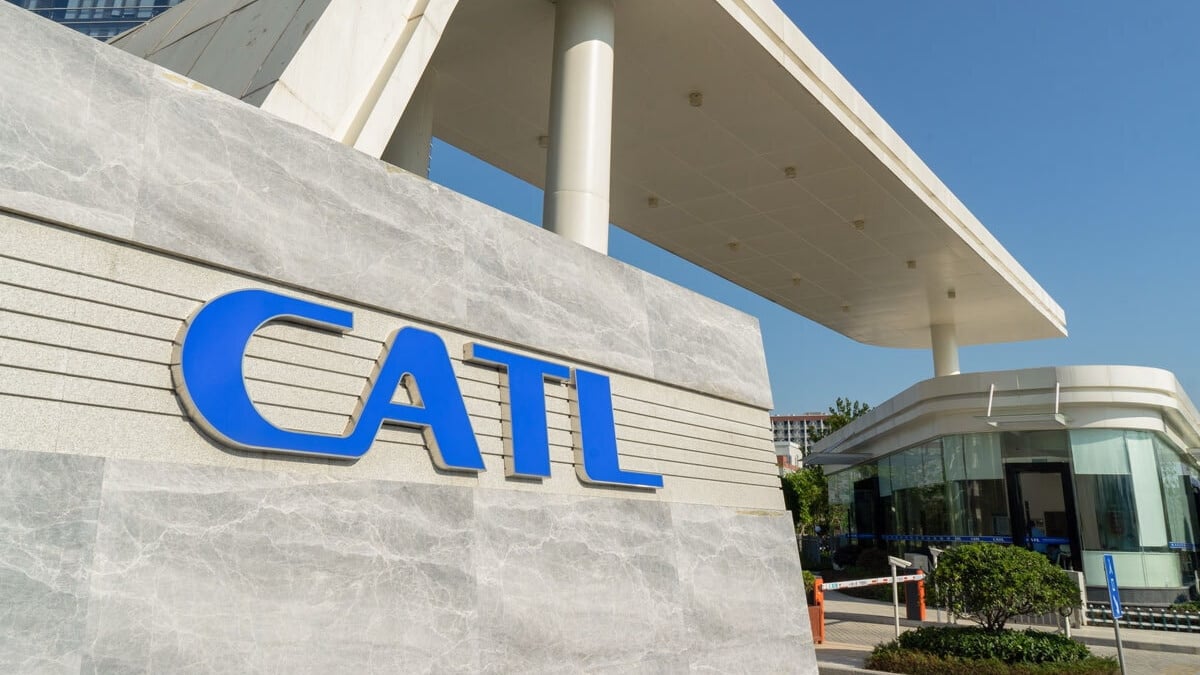 Wyścig o baterie ze stałym elektrolitem: CATL dołącza do BYD i rusza z próbną produkcją w 2027 roku