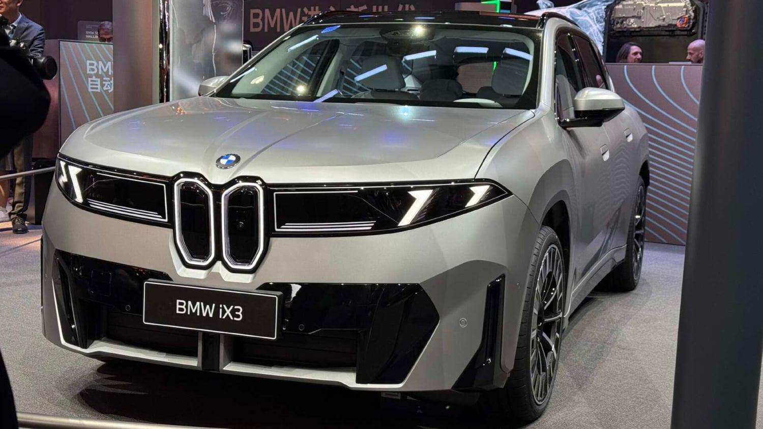 Elektryczny BMW iX3 ma mocny debiut przedsprzedażowy w Chinach, ale boryka się z problemami z dostawami i ekspozycją, podaje raport.