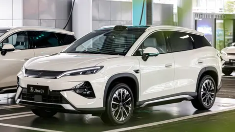 BYD Song Ultra EV: 61 240 sprzedanych w miesiąc. Crossover z zasięgiem 710 km i szybkim ładowaniem od 83 545 PLN