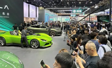 BYD pod presją: sprzedaż spada 8. miesiąc z rzędu, choć eksport bije rekordy (314 100 aut w kwietniu)