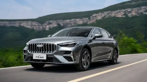 Geely Emgrand i-HEV: Hybrydowy sedan za 48 345 PLN bije rekord Guinnessa – 2,22 l/100 km