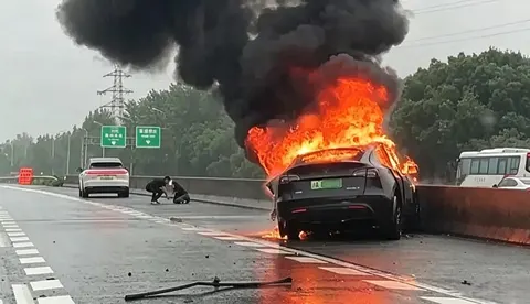 Tesla Model Y stanął w ogniu po wypadku na autostradzie. Kierowca Li Auto uratował uwięzionego w płomieniach