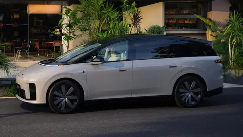 Li Auto i8 RWD: 335 KM, 780 km zasięgu i cena 183 600 zł w walce o odbicie sprzedaży