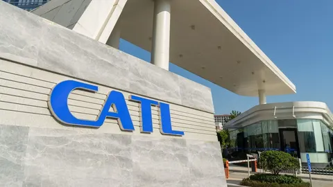Wyścig o baterie ze stałym elektrolitem: CATL dołącza do BYD i rusza z próbną produkcją w 2027 roku