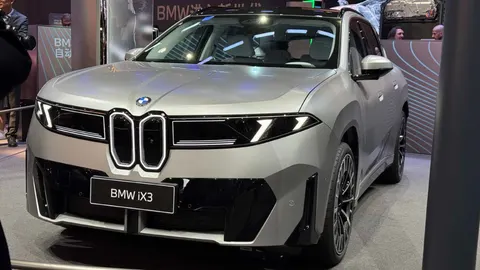 Elektryczny BMW iX3 ma mocny debiut przedsprzedażowy w Chinach, ale boryka się z problemami z dostawami i ekspozycją, podaje raport.
